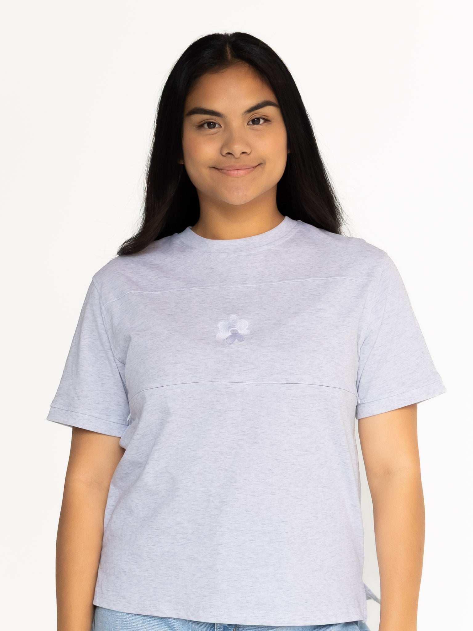 Front view of the Indiana breastfeeding tee in light grey, worn oversized with jeans